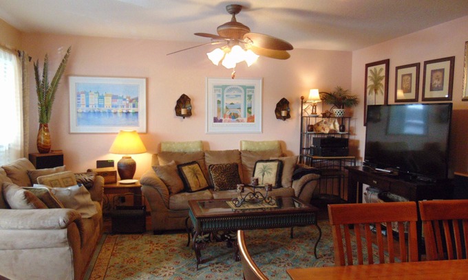 Lake Ozark Condo | Palm Tree Paradise Lakefront Condo Sleeps 6 Adults With King Bed & 2 Queen Beds