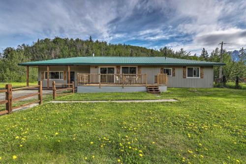 Butte House | Palmer Home with Deck, Yard and Mountain Views