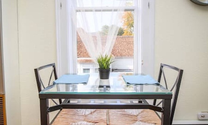 Baker City Apartment | Palmer House, Studio 4, Cozy Downtown Studio for 2, Local Golfing 50% Off!