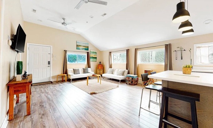 Folly Beach Condo | Palms Luxe Back- 1 BLOCK FROM BEACH ON CENTER ST
