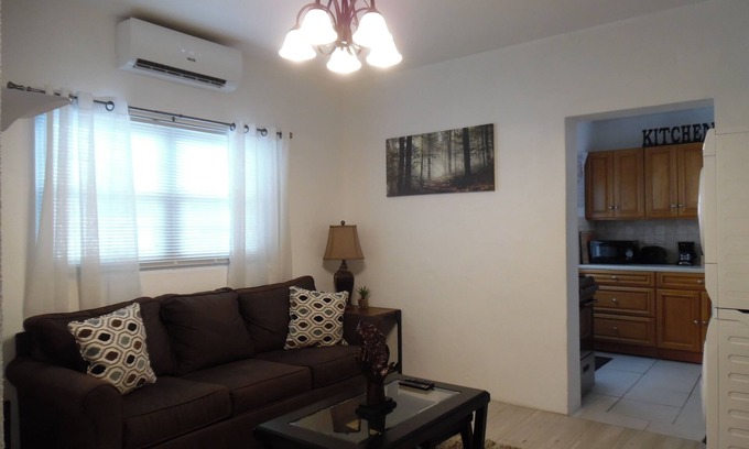Southampton Cottage | PalmSprings Accommodations - 3 Bedroom Cottage Near Horseshoe Bay