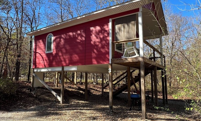 Jones Mills Cabin | Pam's Treehouse Cabin #3 - Cozy cabin right on a creek!