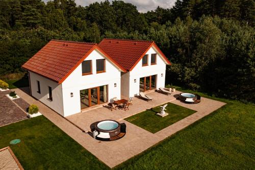 Sarbsk House | PANORAMA LASU komfortowe domy z jacuzzi Łeba-Nowęcin