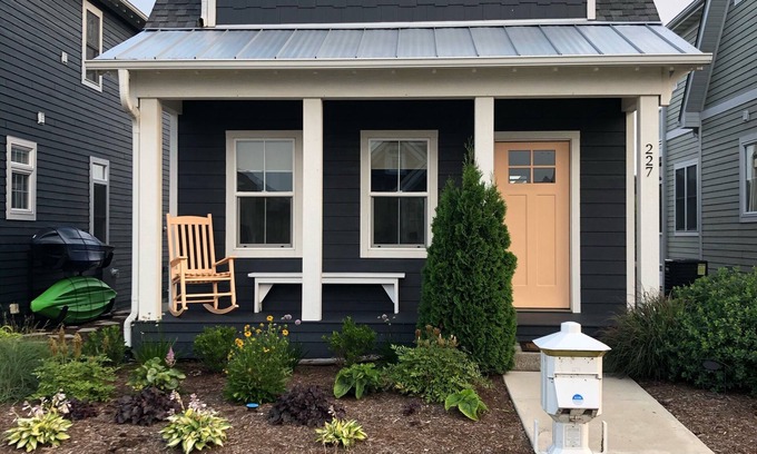 Ottawa House | Panoramic riverfront view/King bed/5 min off I-80/Nature trails/Clean and Quiet!