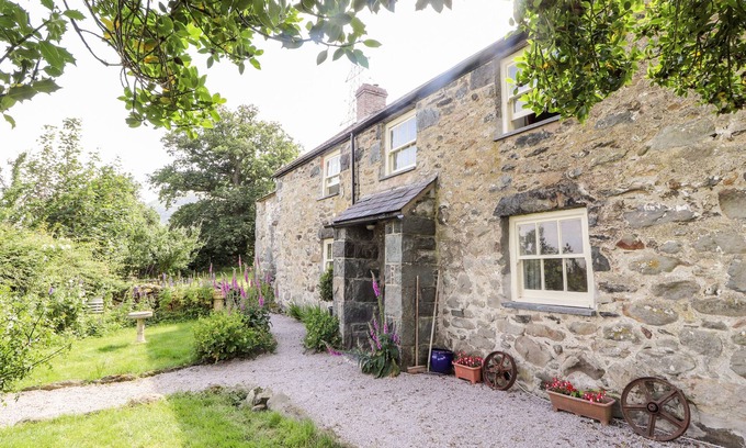 Conwy Cottage | PANT YR IWRCH, pet friendly, with open fire in Llanbedr Y Cennin