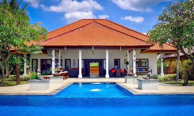 Banjartegehe Villa | Paradise at the sea, free breakfast, canoes, bicycles!