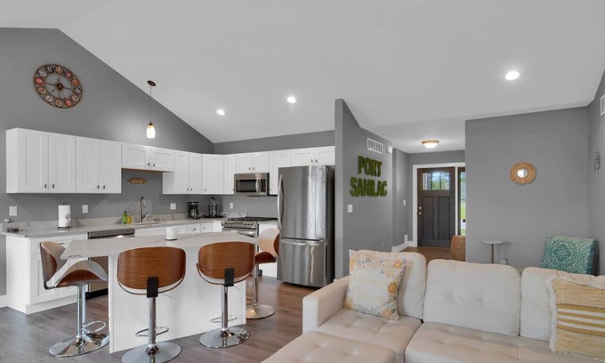 Port Sanilac House | Paradise Cove: Sleeps 6 w/Hot Tub, Walk to Beach & Downtown