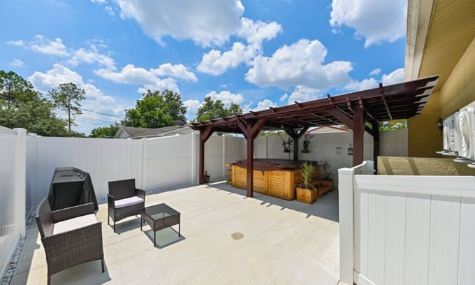 Limona Improvement Apartment | Paradise in Brandon with luxurious 6 person jacuzzi.