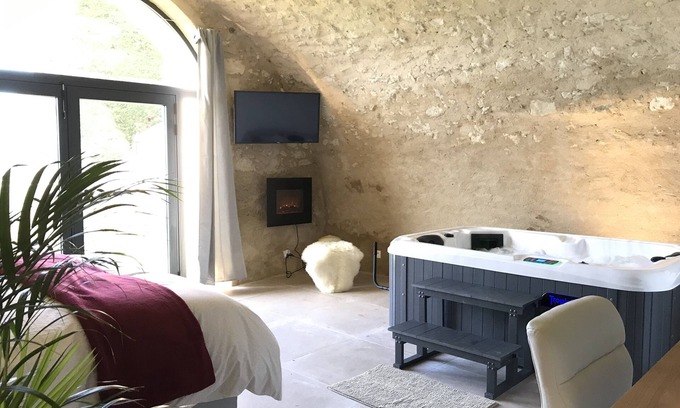 Reillanne House | Paradise Love In Provence: Stone loft with private Jacuzzi