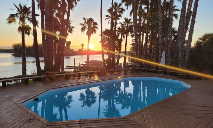 Discovery Bay House | Paradise Point. 1 minute to fast water and a beach! Pool, Spa, Dock. Sleeps 10