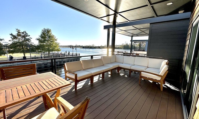 Wilmington Historic District Boat Rental | Paris at The Cove - in Port City Marina, Wilmington NC