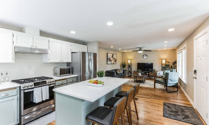 Everett House | Park,Mountain View,Near Downtown Everett,Boeing, Seattle Premium Outlets,casinos