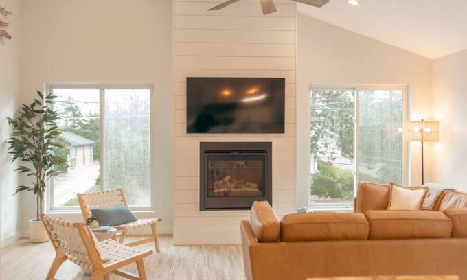 Park Point House | Park Point Scandinavian Home🌲 Family Retreat ☀️ 🌊 Pet Friendly 🐾