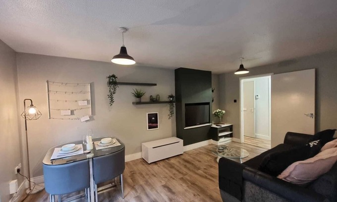 Salfords Apartment | Park View Garden Apt | Near East Surrey Hospital