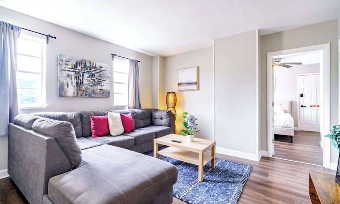 Victorian Village Apartment | Parking Free - PRIME Location – Over 4,500 Reviews