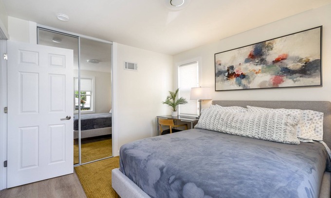 Skokie Condo | Parking, Private Balcony Near Universities, NAPA, Ravinia & Train to Chicago