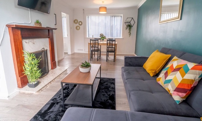 Sutton-in-Ashfield House | Pass the Keys | Beautiful 6 Guest Home with free parking