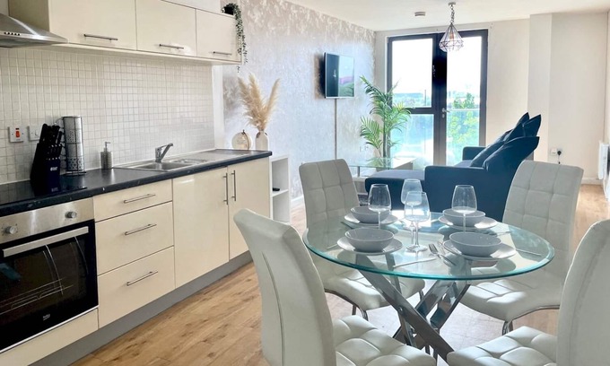 Belle Vue Apartment | Pass the Keys | 2 Bedroom Apartment Sleeps 6 Etihad Stadium