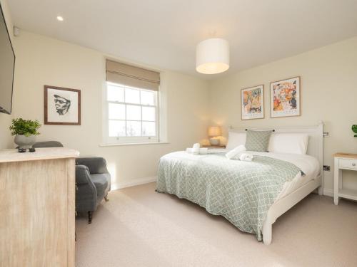 Bath Apartment | Pass the Keys Apartment with Stunning Views and Free Parking