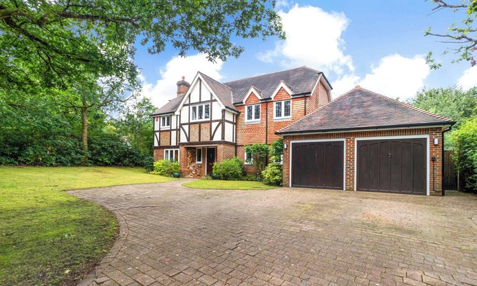 Crowborough House | Pass the Keys | Ashdown Forest retreat a spacious stylish house