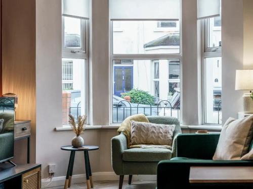 Belfast House | Pass the Keys Belmont Bolthole 2 Bed Bars and Eateries Abound