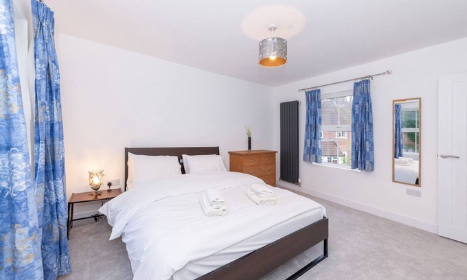 Wokingham House | Pass the Keys | Charming Modern Home in Central Wokingham