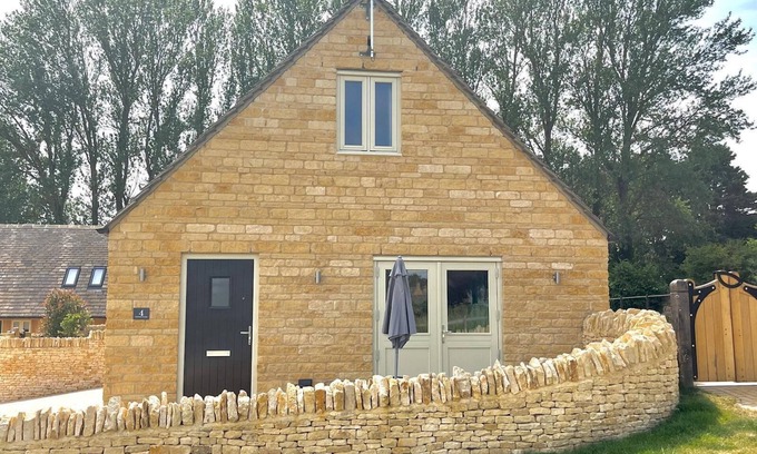 Chipping Campden House | Pass the Keys | Chestnut Cottage | parking | stunning views