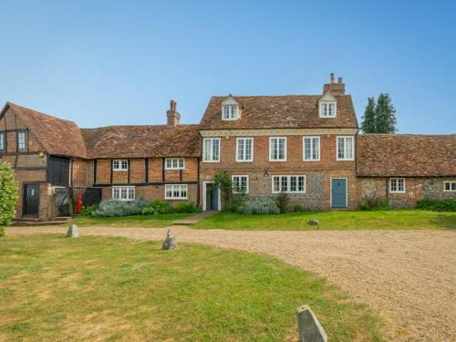 High Wycombe House | Pass the Keys Chilterns Farm House - West Wycombe Park