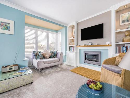 Chichester House | Pass the Keys City Centre Town House w Parking