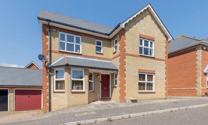 Basildon House | Pass the Keys | Comfortable home | Langdon Hills