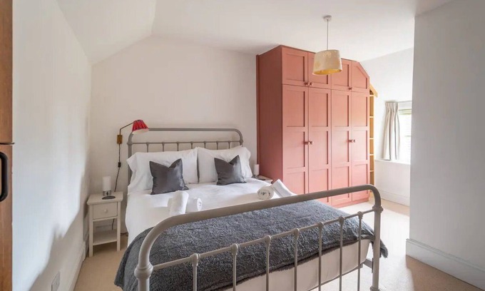 Whichford House | Pass the Keys | Unicorn Cottage | Rural Cotswold Escape