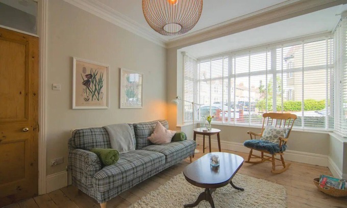 Southend-on-Sea House | Pass the Keys | Cosy Stylish house near Southend