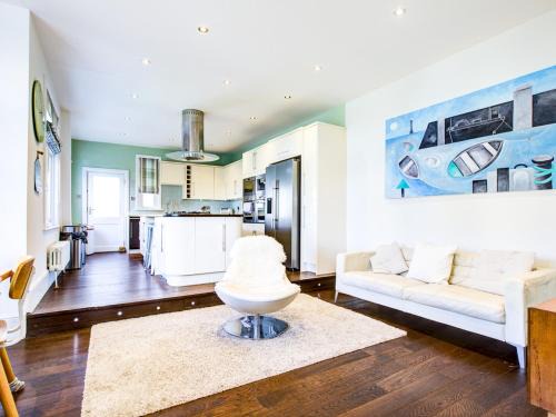 Leigh-on-Sea House | Pass the Keys Large house Leigh Sea views
