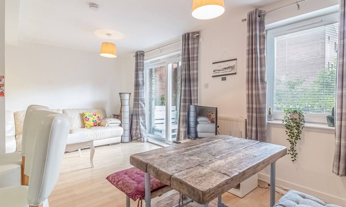 Edinburgh Apartment | Pass the Keys | Lovely 2Bedroom flat with balcony!