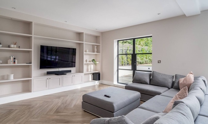 Cassiobury House | Pass the Keys | Luxury 4 Bedroom home with large garden