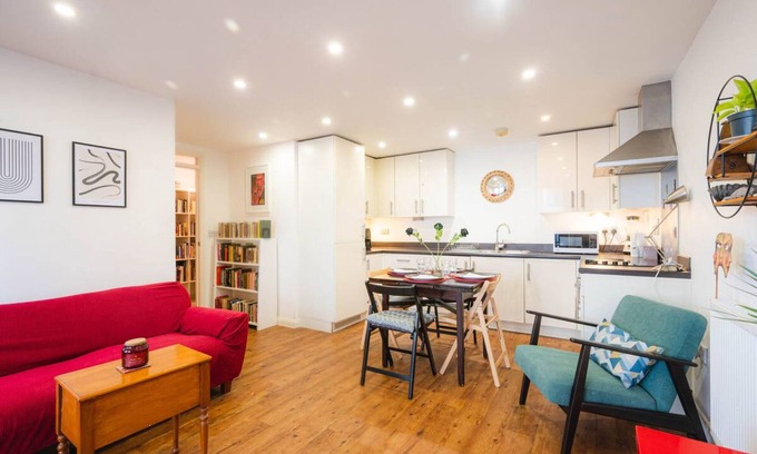 Dalston Apartment | Pass The Keys | Modern 2-Bed Apartment with Private Balcony, Near Dalston Junction Station - Ideal Urban Retreat!