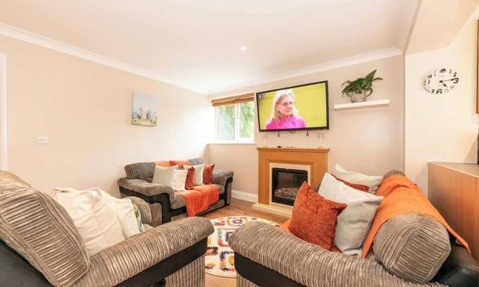 Burnt Oak House | Pass the Keys | Spacious 3-bedroom Greater London + Free Parking