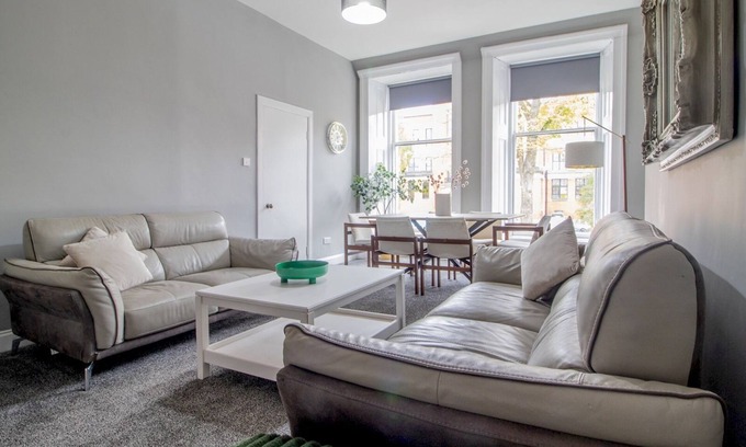 Glasgow Westend Apartment | Pass the Keys | Spacious Hillhead Haven