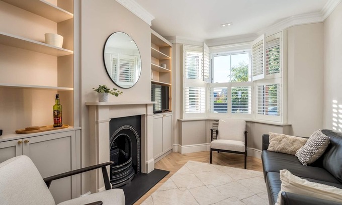 St Albans House | Pass the Keys | Stunning 3 Bedroom Townhouse in Central St Albans