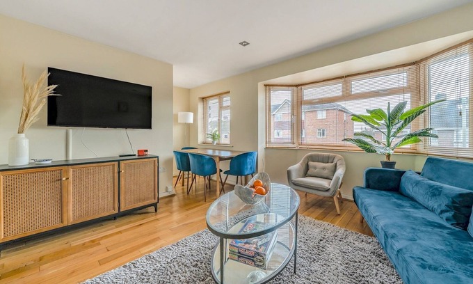 Headington Apartment | Pass the Keys | Stylish 2BR Apartment Parking x 2 Oxford