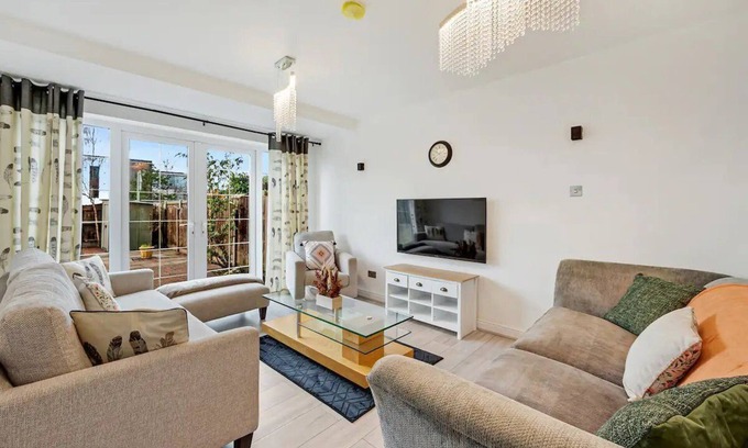 Wythenshawe House | Pass the Keys | Superb 3 bed | Close to Airport