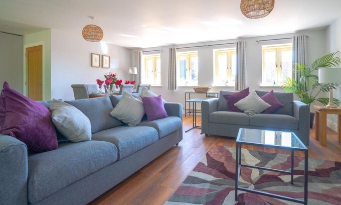 Ebrington House | Pass the Keys The Stables Stylish cottage with hot tub and parking