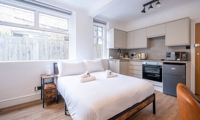 Waddon Apartment | Pass the Keys | The Nest Studio - Stylish Central Croydon Retreat
