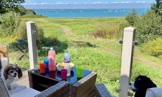 Cowes House | Paws a While! caravan with uninterrupted views of Solent and direct beach access
