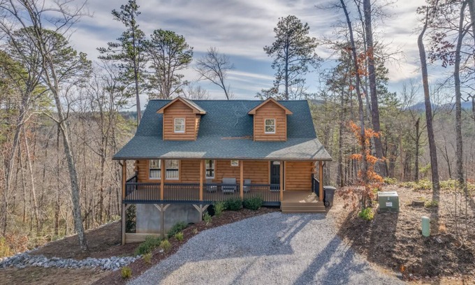 Lake Lure Cabin | Paws Awhile | Pet-Friendly Log Cabin in Lake Lure