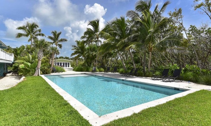 Islamorada House | Peaceful 2 Bedroom Oceanfront Cottage with Pool and Dock
