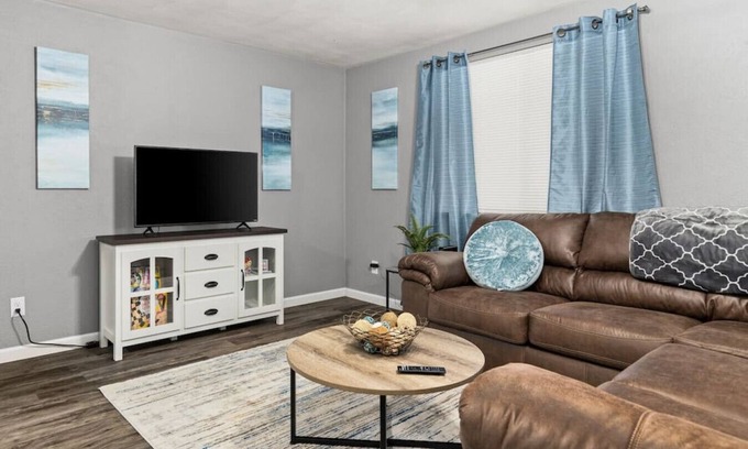 Sunnyland Apartment | Peaceful 2BD 10 mins from DT Peoria