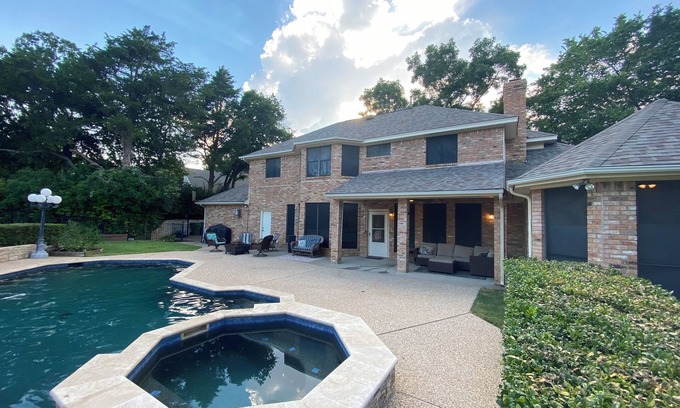 Garland House | Peaceful and Relaxing 6BR Home on Golf Course with Pool, Hot Tub and Sauna.