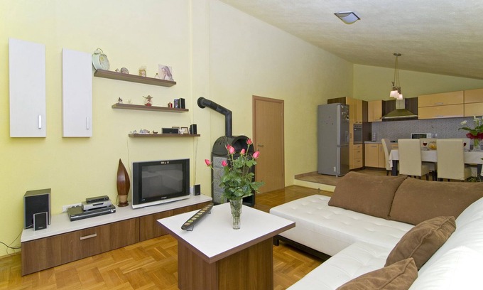 Zrnovnica Apartment | Peaceful and Relaxing Apartment by pool and arbor