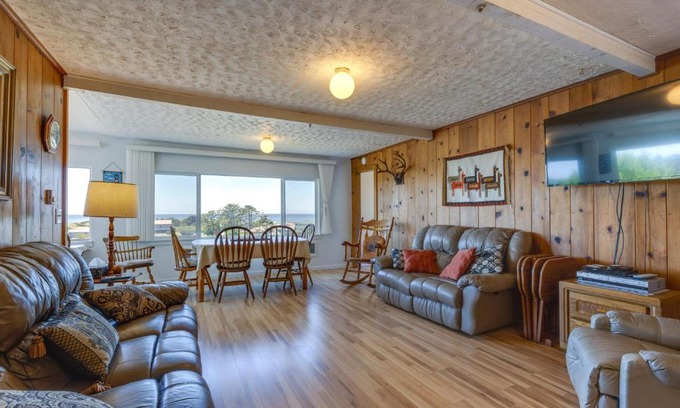 Cloverdale House | Peaceful Cloverdale Home - Walk to Winema Beach